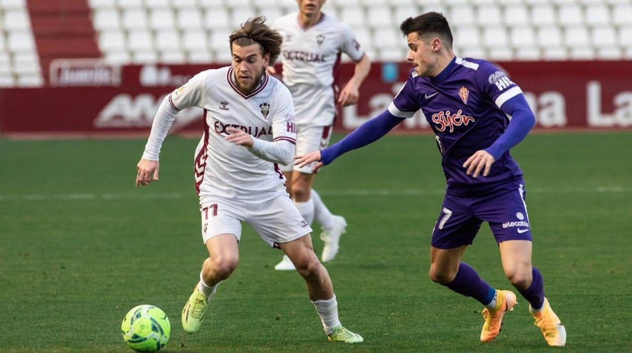 El albaceteño Alvaro Jiménez disputa un balón al sportinguista Gaspar