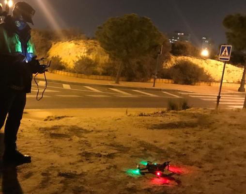 Un agente controla el dron con cámara térmica