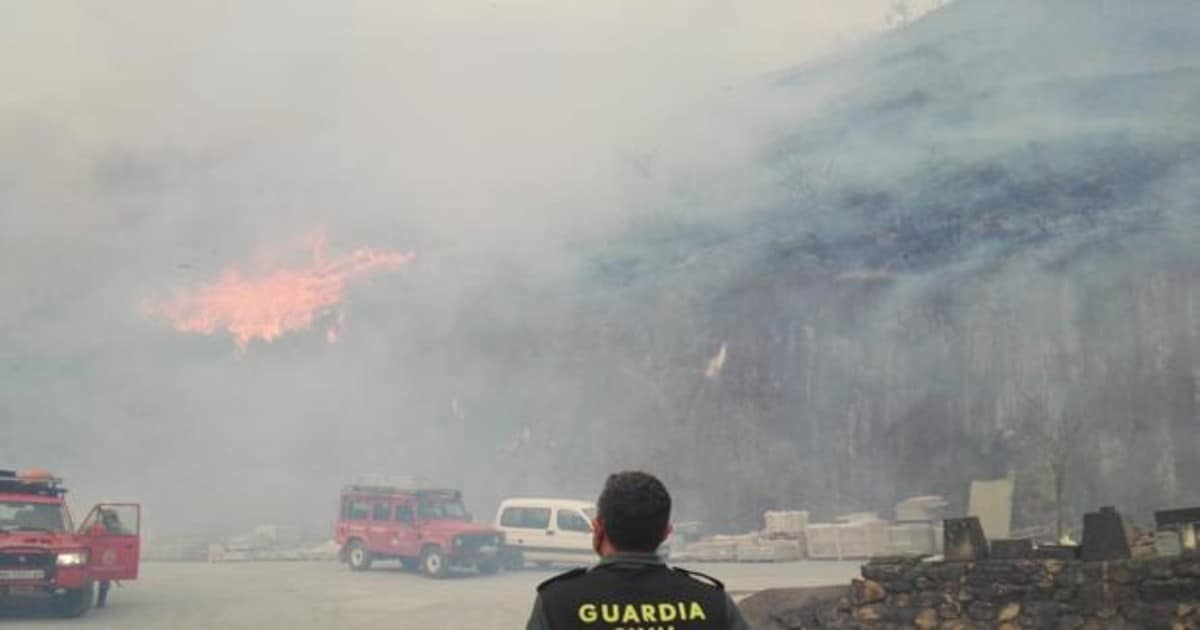 Imágenes de los equipos de Guardia Civil, Policía Foral y Bomberos en el incendid.