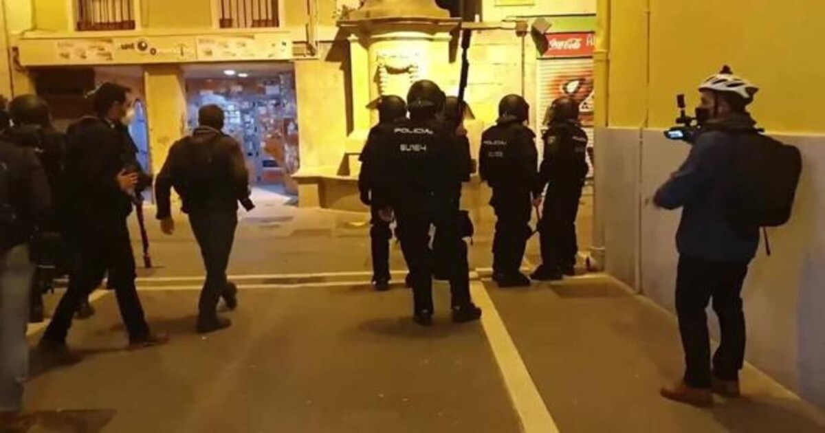 Imágenes de la actuación policial ante los violentos en las calles de Pamplona.