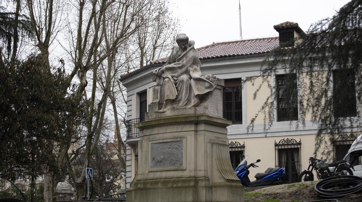 Estatua de Emilia Pardo Bazán, en la calle de la Princesa de Madrid