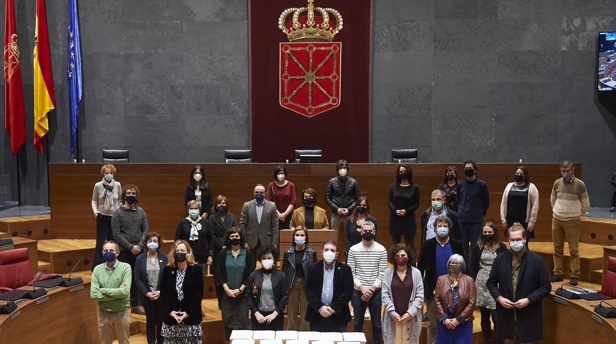 Imagen de los representantes parlamentarios con las entidades sociales de Navarra.