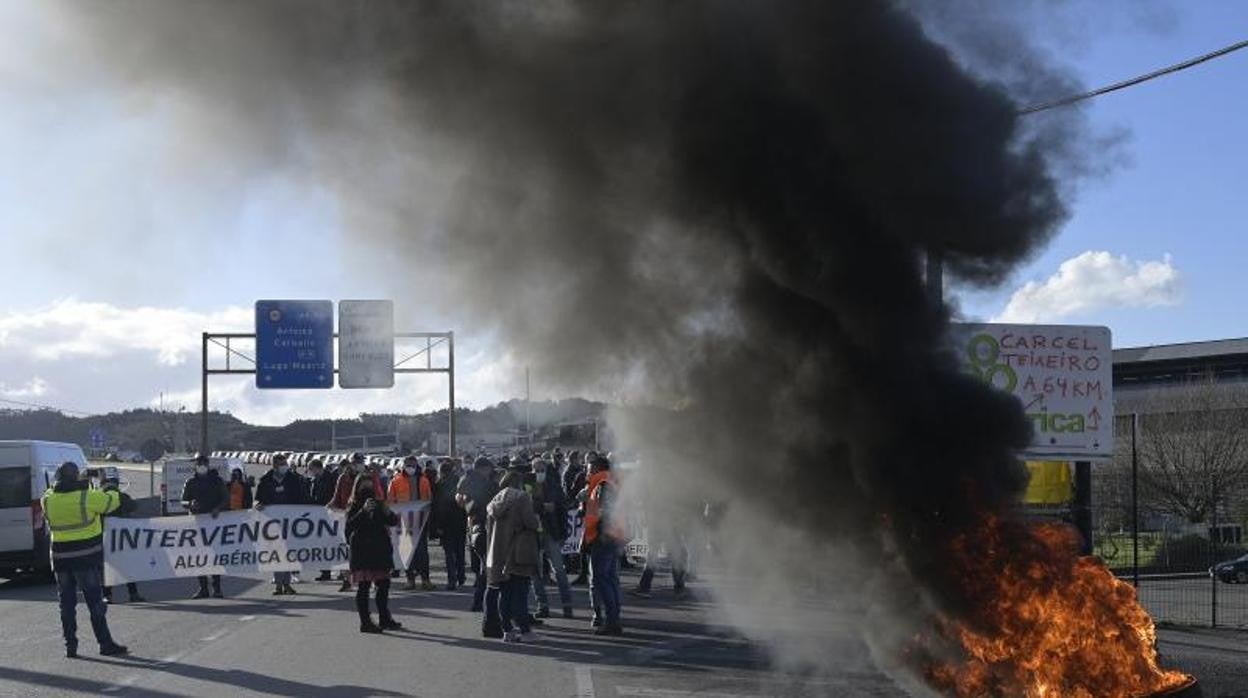 Fuego durante la concentración de los trabajadores de la proveedora de aluminio Alu Ibérica delante de la fábrica en La Coruña el pasado jueves