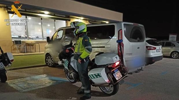 Interceptan a un taxista ebrio tras pedir auxilio sus pasajeros: llevaba a un enfermo de cáncer al hospital