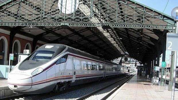 Desalojadas en León ocho personas del tren Barcelona-Vigo por no usar mascarilla y alterar el orden público