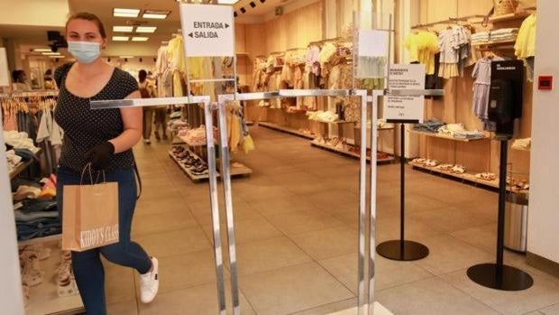 Desescalada de las restricciones en Valencia: la patronal pide que los comercios puedan abrir hasta las ocho