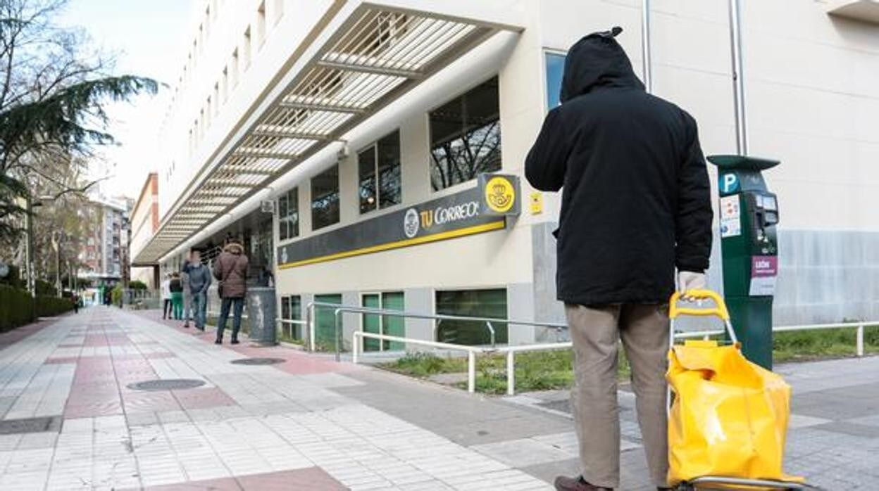León será la primera ciudad de España en la que Correos entregue medicamentos a domicilio