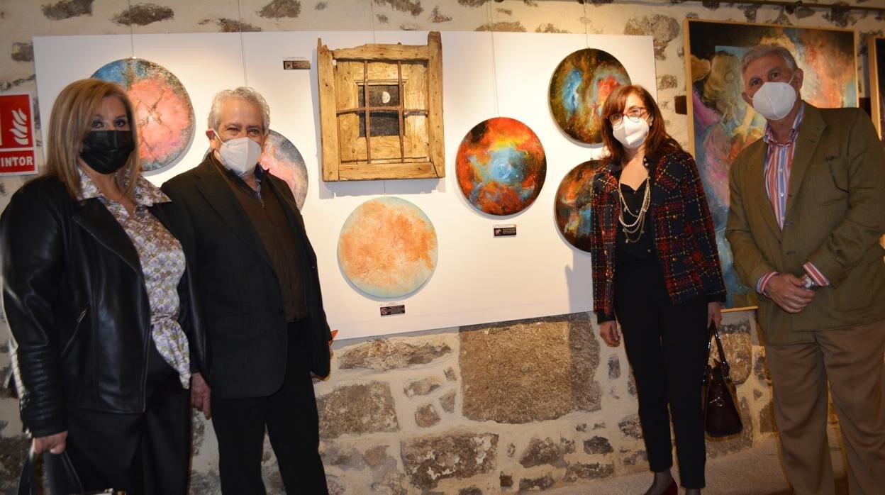 Ana Gómez junto al artista y los alcaldes de San Martín de Montalbán y Malpica de Tajo