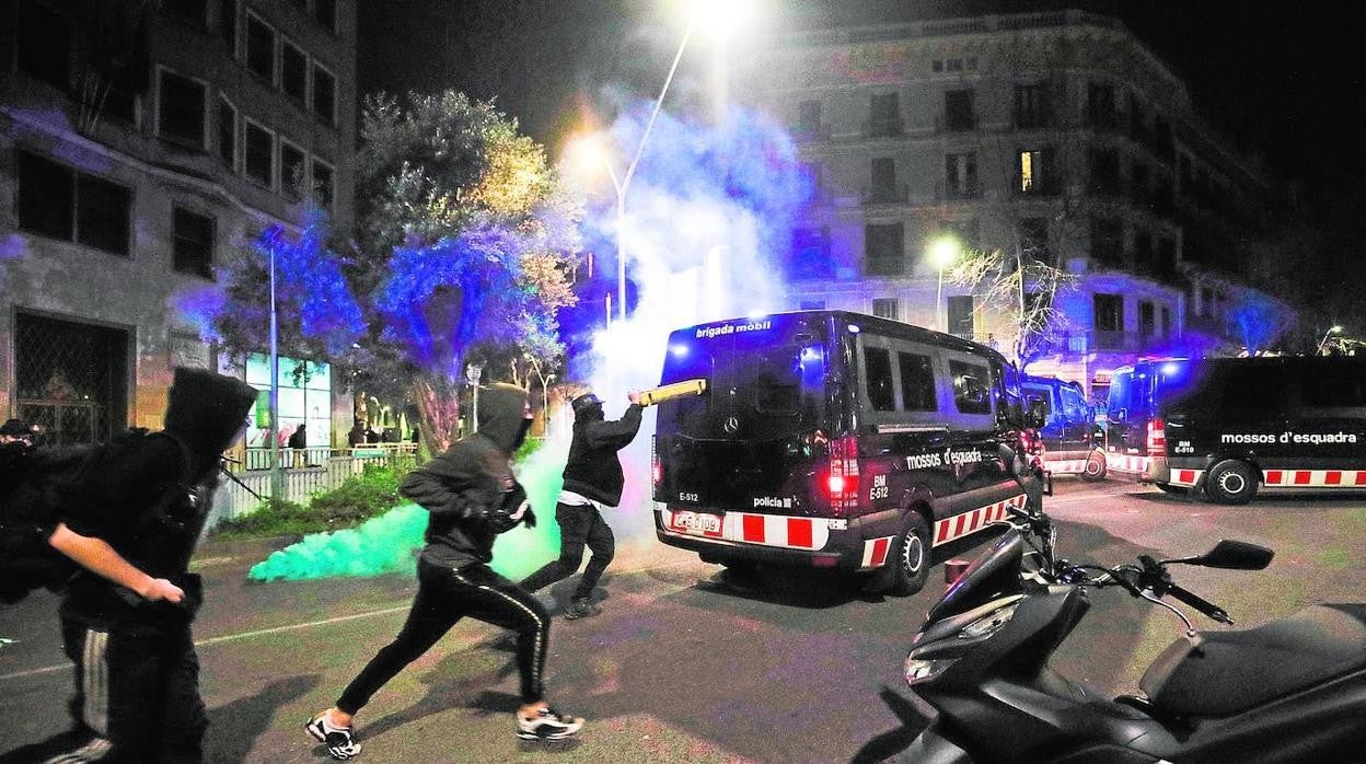Varios radicales atacan a los Mossos d'Esquadra, en Barcelona