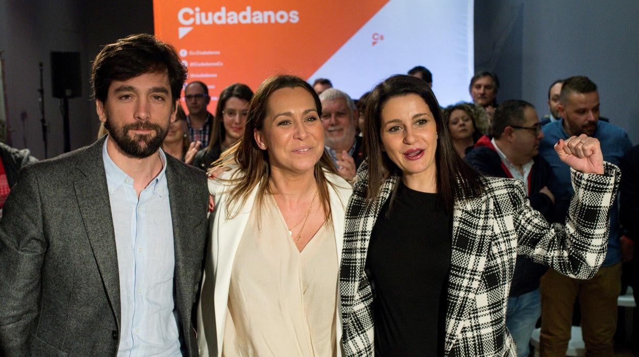 La portavoz de Ciudadanos, Inés Arrimadas (d), la candidata de Ciudadanos a las elecciones autonómicas gallegas, Beatriz Pino (c), y el eurodiputado Adrián Vázquez (i),