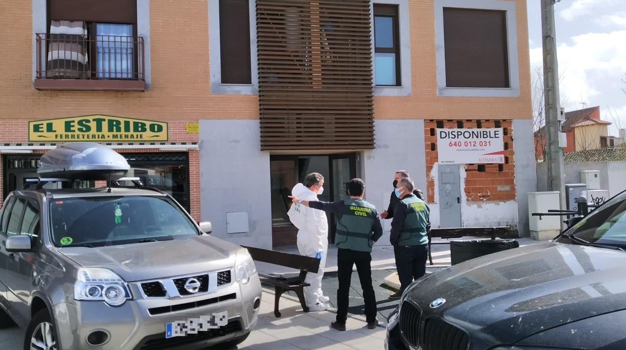 Cuatro guardias civiles, esta mañana delante del portal donde Santiago vivía. Él residía en el balcón de la izquierda