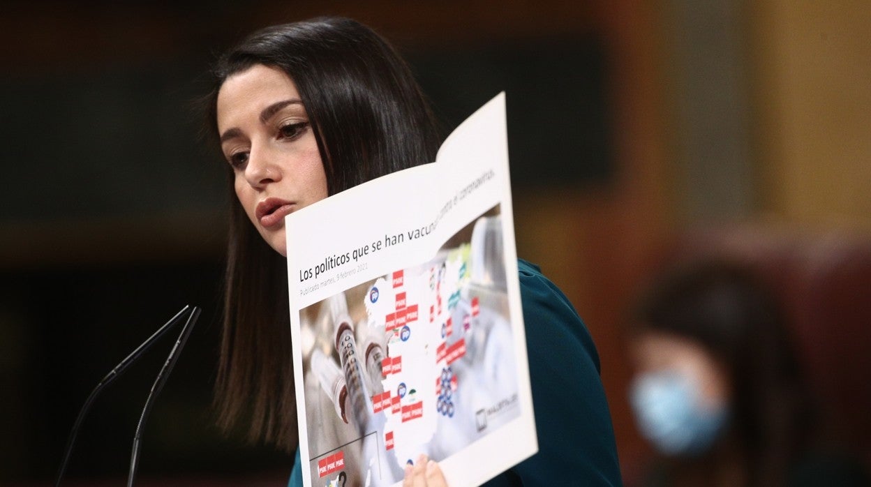 La líder de Cs, Inés Arrimadas, muestra un mapa con los políticos vacunados irregularmente