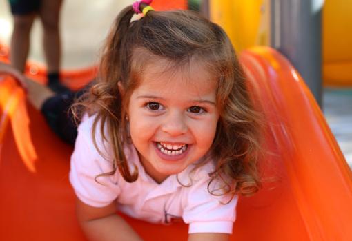 Alumna de Infantil de Caxton College disfrutando del juego en el patio