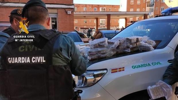 Detienen a un hombre y una mujer que llevaban más de 36 kilos de hachís ocultos bajo el salpicadero de su vehículo