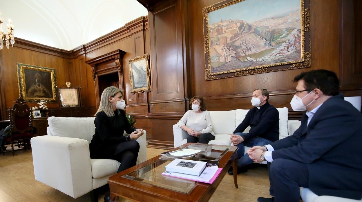 Milagros Tolón se ha reunido este miércoles con la presidenta y el consiliario de la Junta de Hermandades, Cofradías y Capítulos de la Semana Santa de la capital, Ana Pérez y José Antonio Jiménez