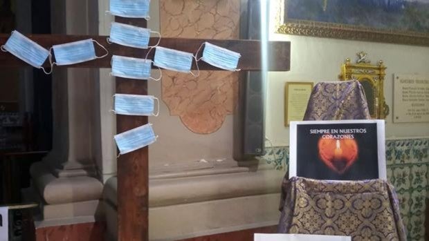 Un convento de Valencia reza por los muertos del coronavirus clavando mascarillas en una cruz