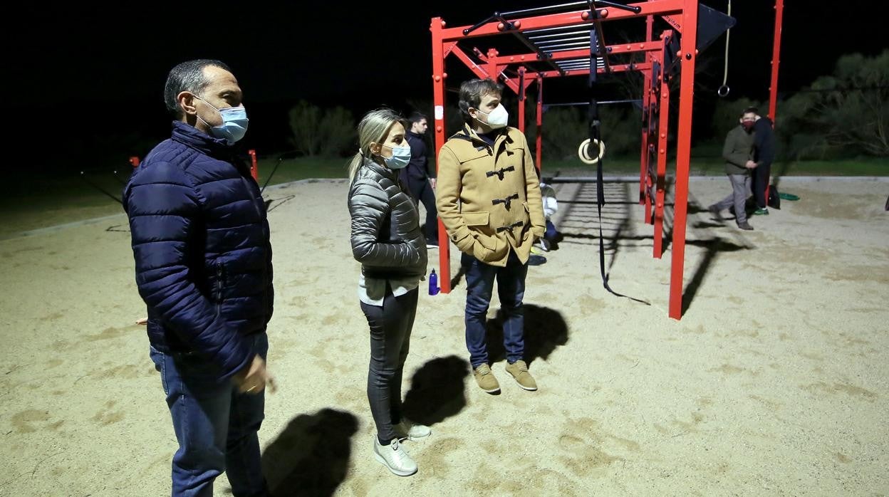 La alcaldesa y el concejal de Deportes visitan la nueva iluminacion del barrio de Valparaíso