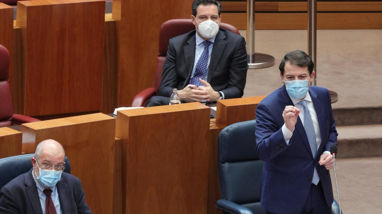 El presidente de la Junta, Alfonso Fernández Mañueco, durante la sesión de control de las Cortes