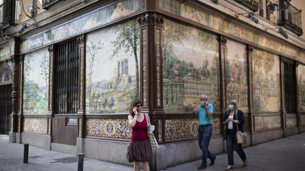 Vista exterior del tablao Villa Rosa, en la plaza de Santa Ana, con sus puertas cerradas