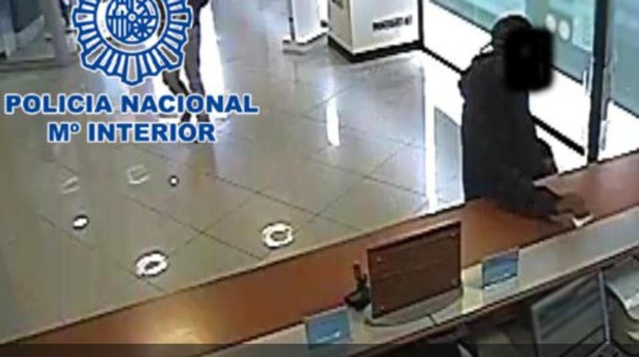 Tres detenidos por distraer a los clientes de un banco de Albacete y robarles 15.000 euros