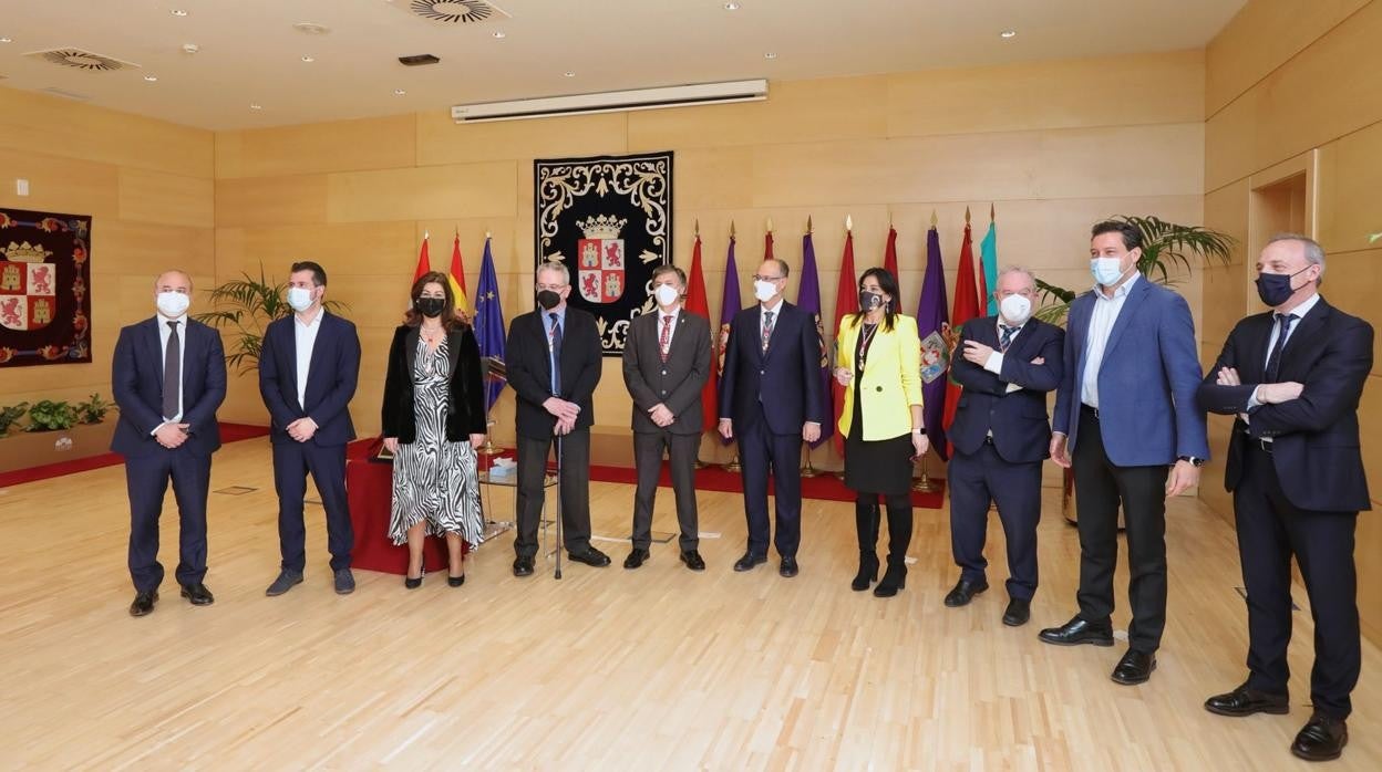 El presidente de las Cortes, Luis Fuentes, junto a los asistentes al 38 aniversario del Estatuto de Autonomía de Castilla y León