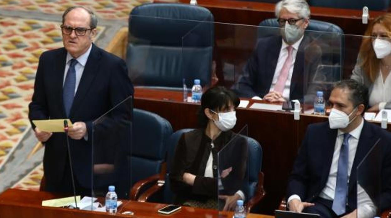 Ángel Gabilondo, junto a los portavoces adjuntos Pilar Sánchez Acera y José Cepeda