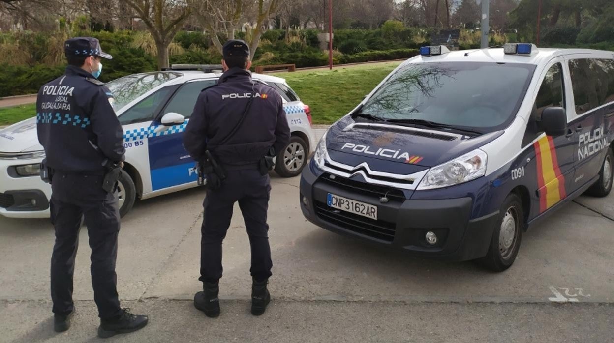 Agentes de Policía salvan la vida de una mujer que sufrió un infarto mientras conducía en Guadalajara