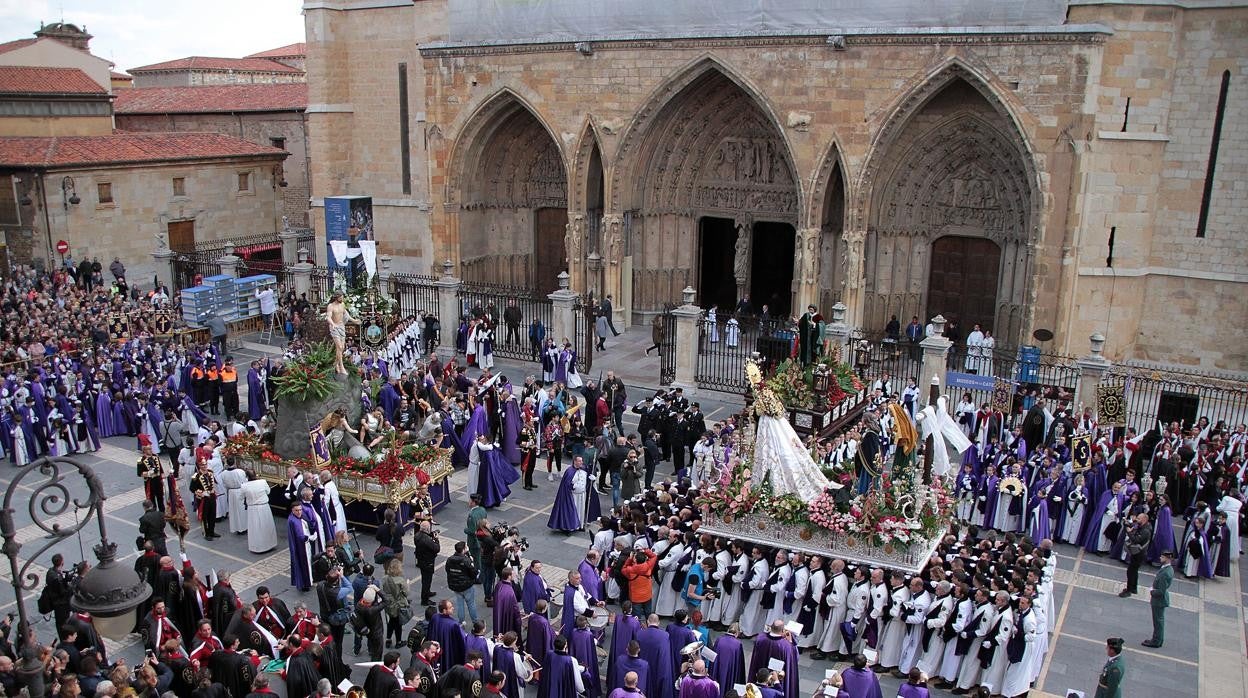 Proceesión del Encuentro en León, en la Semana Santa de 2019, la última con desfiles procesionales