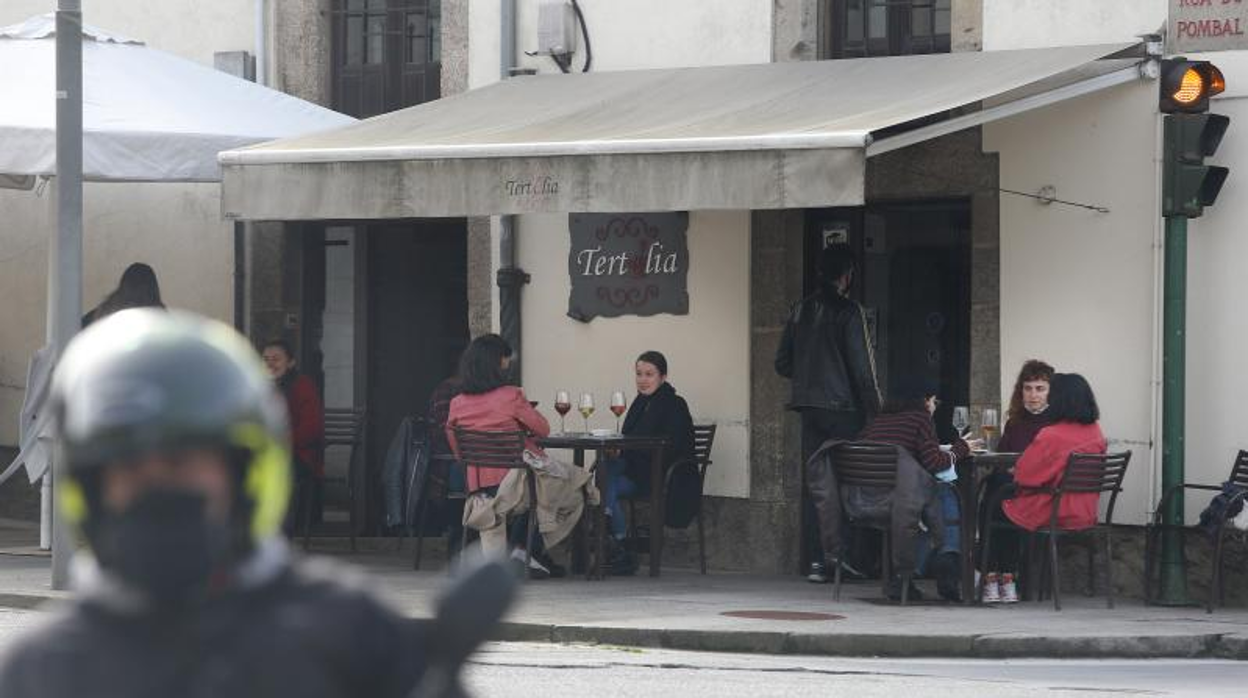 Un bar, este viernes en Santiago