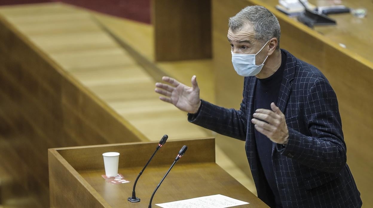 Imagen del portavoz de Ciudadanos, Toni Cantó, este jueves durante la sesión de control en las Cortes Valencianas