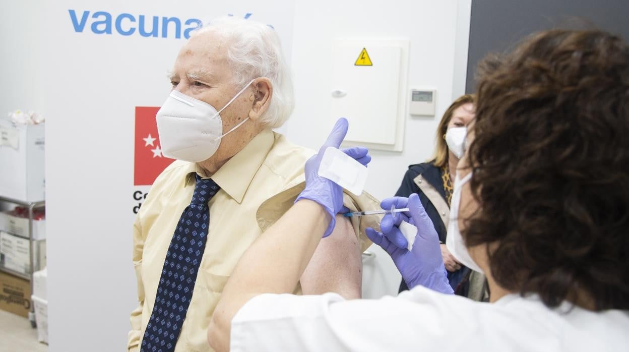 Antonio Sánchez Lubián, de 98 años, recibió ayer la vacuna en el centro de salud Andrés Mellado