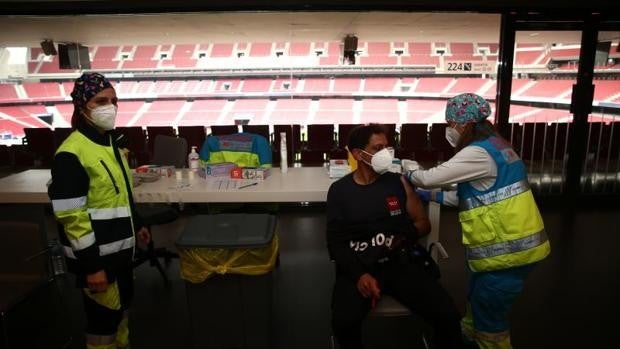 Hasta 10.000 dosis al día en la zona VIP del Wanda: «Esto es un subidón»