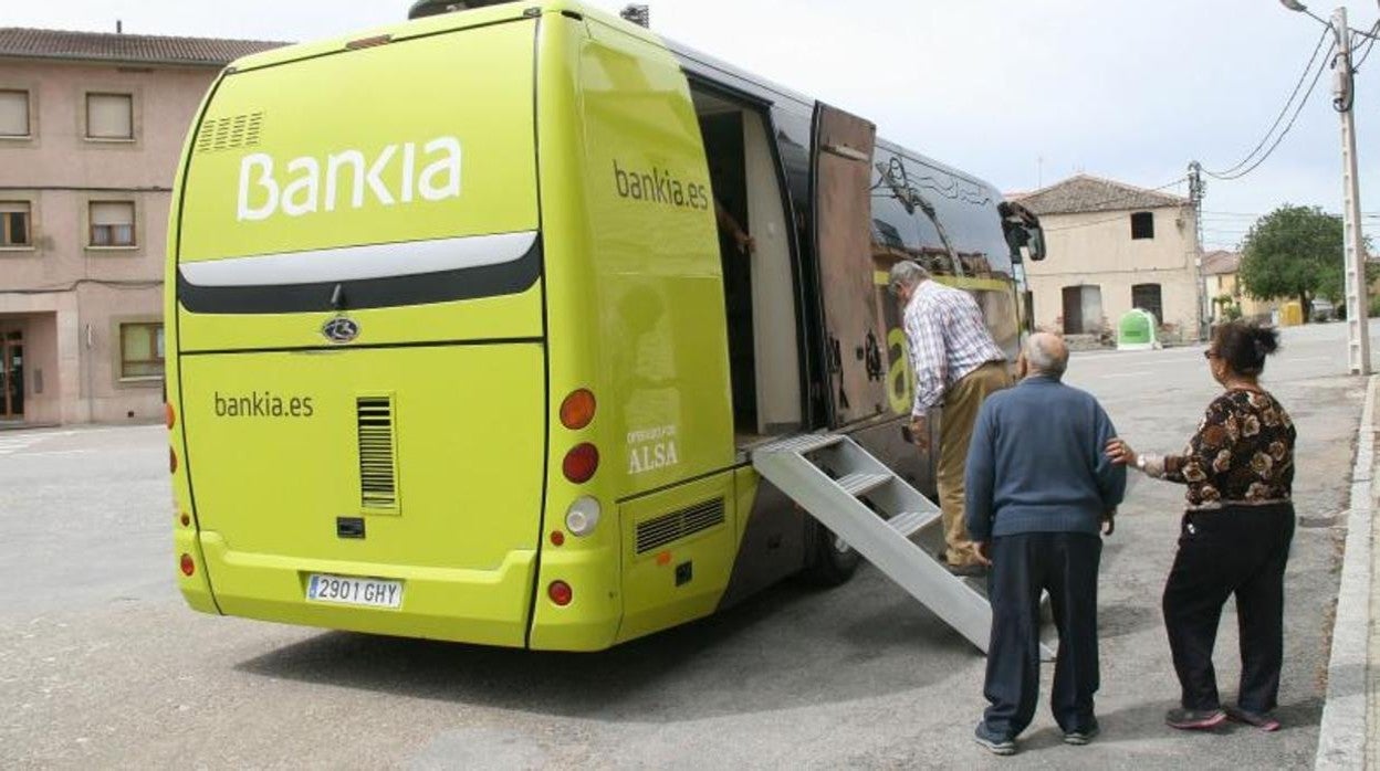 Un autobús financiero en la localidad de Lastras (Segovia)