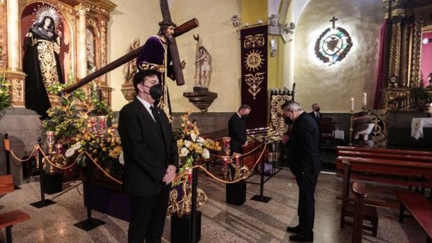 Un besapié solo con reverencia y aforo limitado