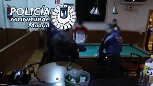 La Policía caza a 15 jóvenes escondidos en el almacén al desalojar una fiesta ilegal en Puente de Vallecas