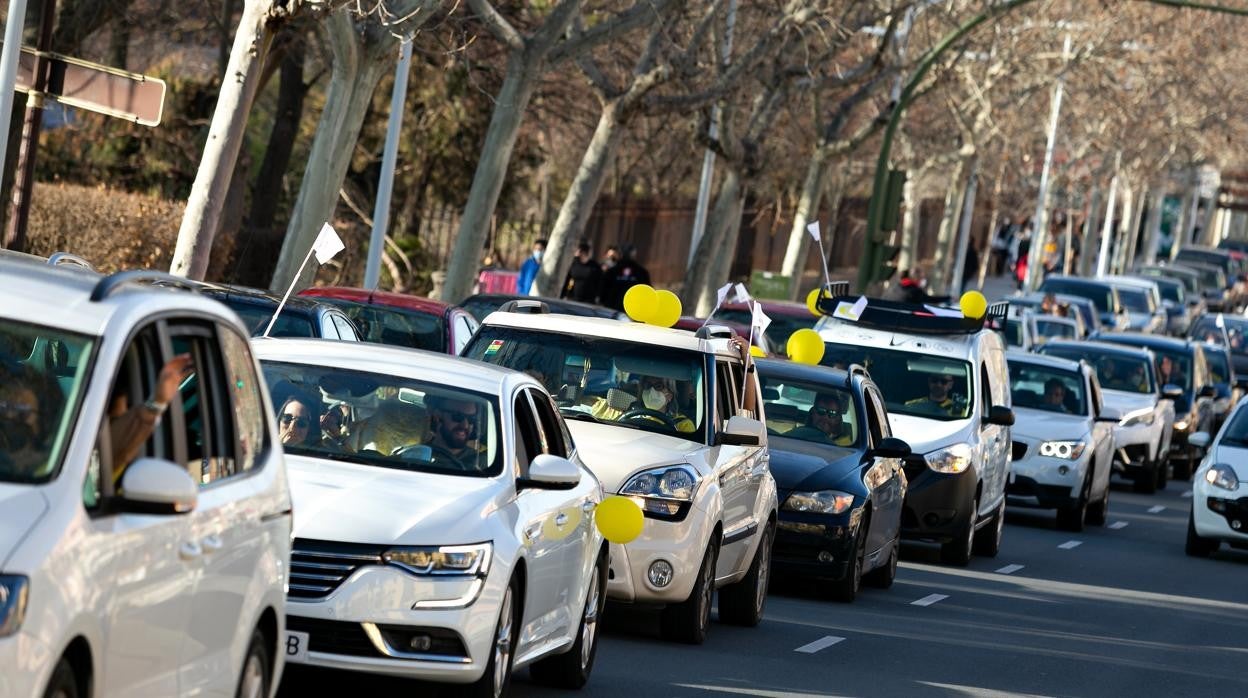 Cientos de vehículos gritan «Sí a la vida» por las calles de Toledo