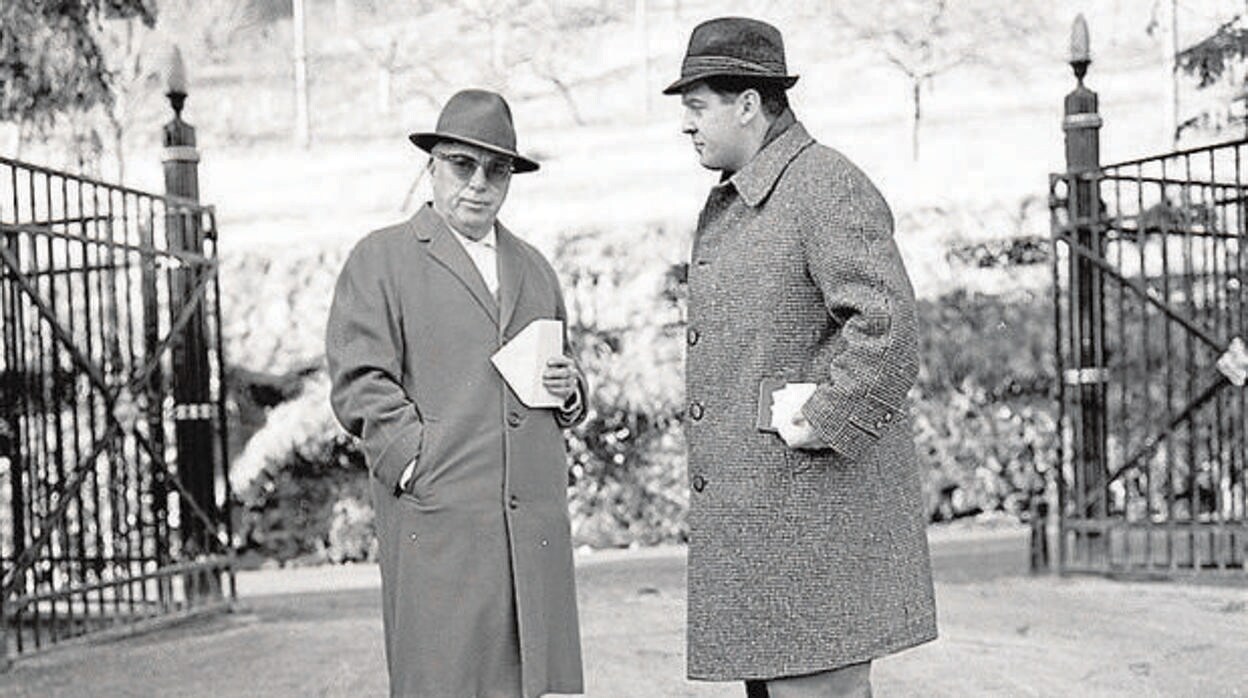 Marino Gómez-Santos (a la derecha) entregándole a Chaplin la carta de Edgar Neville en Le Corsier en febrero de 1964, fotografiados por Campúa