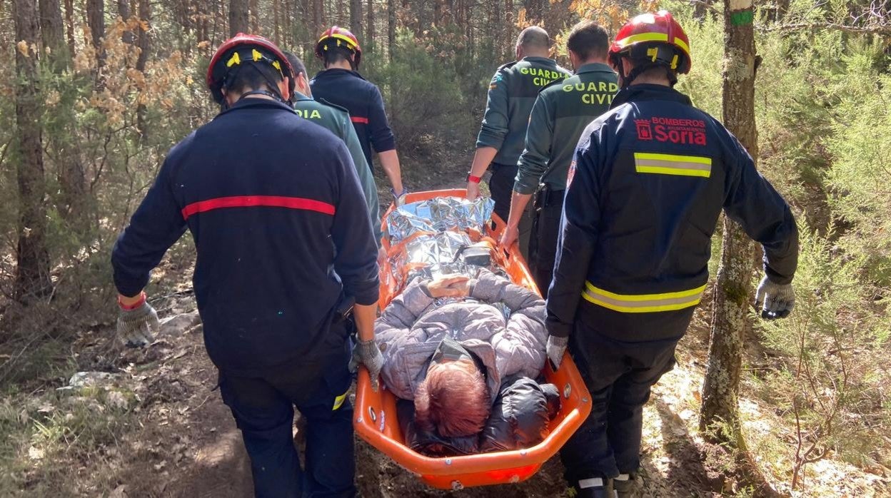 Bomberos efectuando el rescate