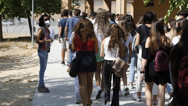 Familias y profesores denuncian que la Generalitat aprovecha la pandemia para imponer el valenciano en Secundaria