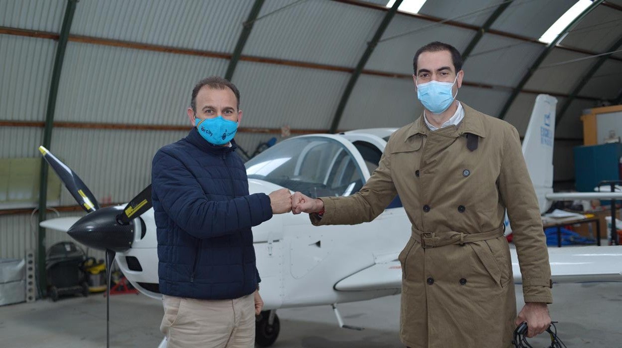 Julio Comendador con el consejero delegado de la promotora de l aeropuerto, Javier Ruedas