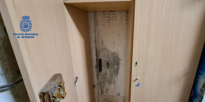 Imagen de una puerta oculta tras la que se descubrió un laboratorio de marihuana
