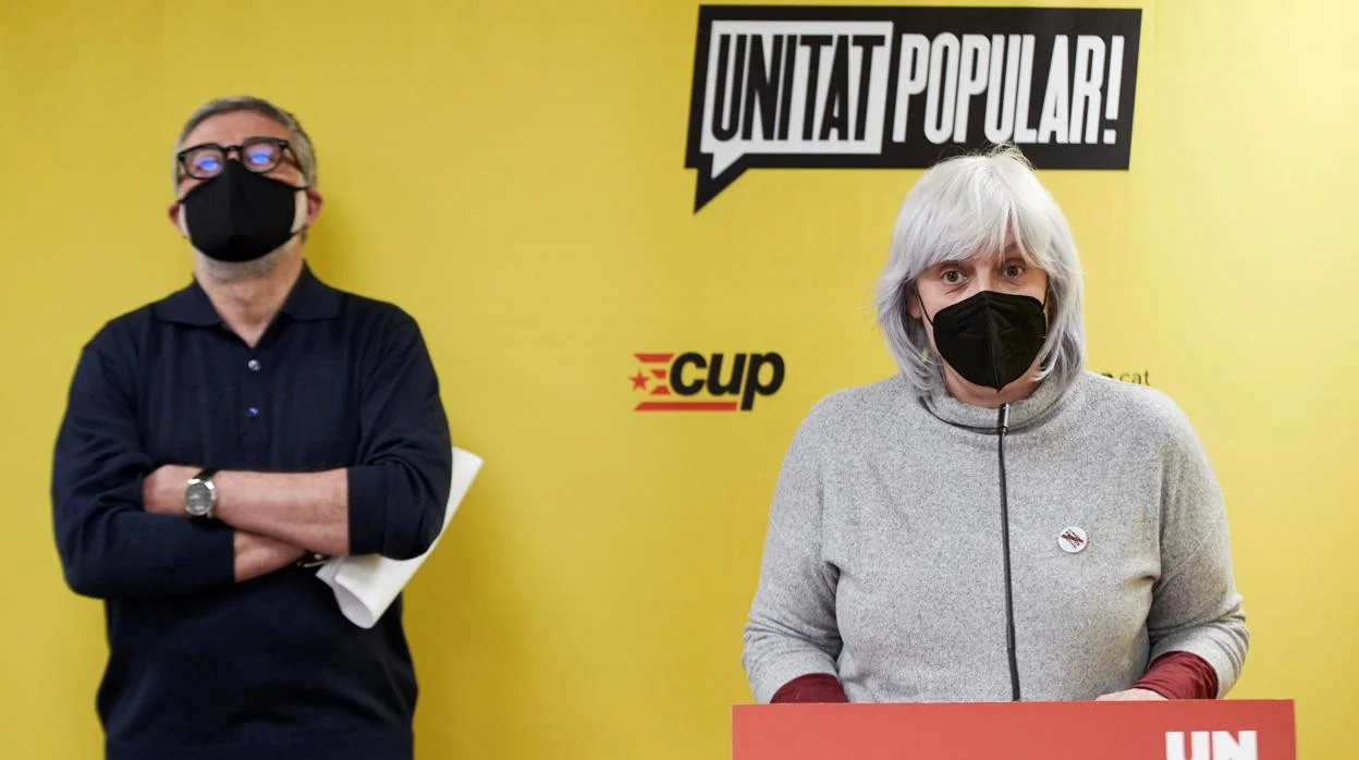 Los candidatos de la CUP, Dolors Sabater y Carles Riera, en las pasadas elecciones catalanas