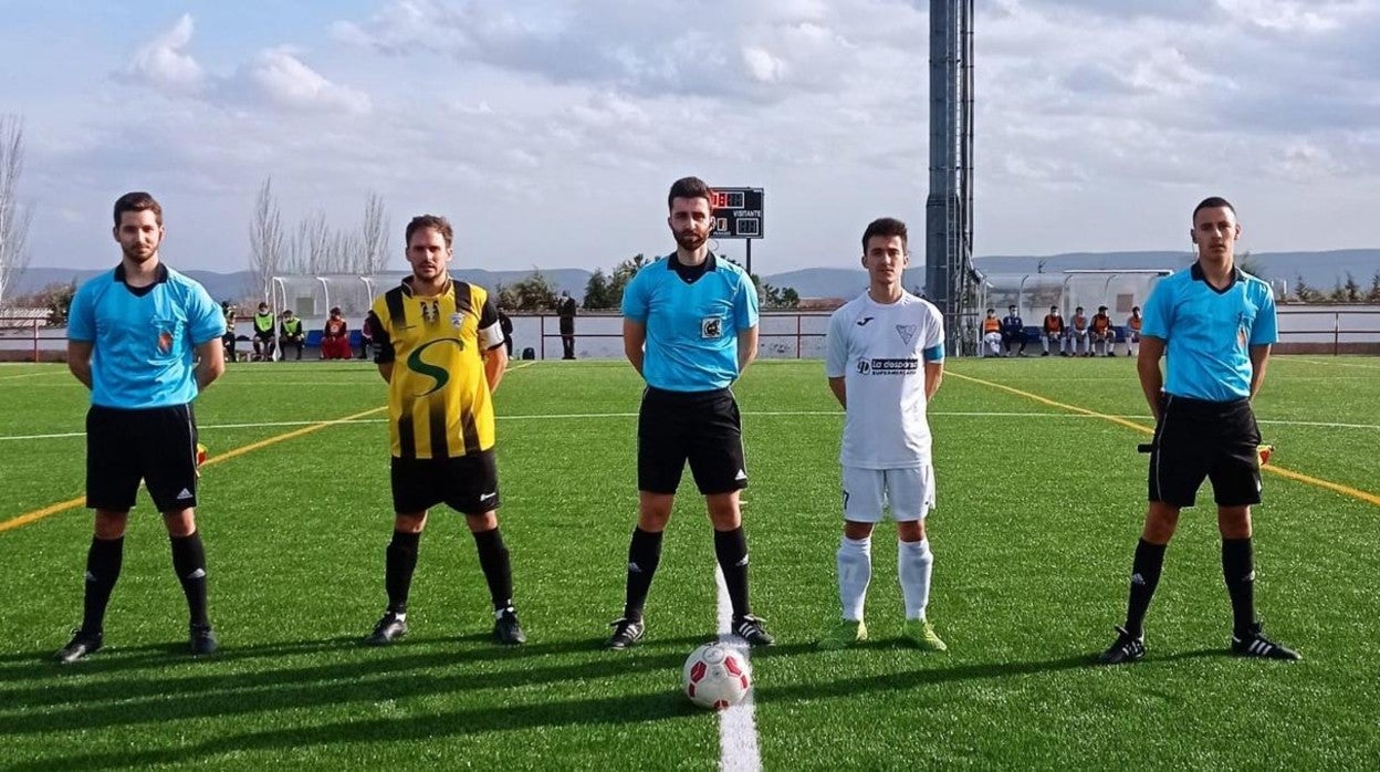 El CD Los Yébenes (de aurinegro) le ganó 3-0 al filial del Mora y va camino de a un ascenso a Preferente