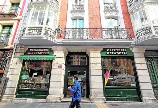 La cafetería El Sueño del Neblí, en la calle Platerías de Valladolid, tras echar el cierre