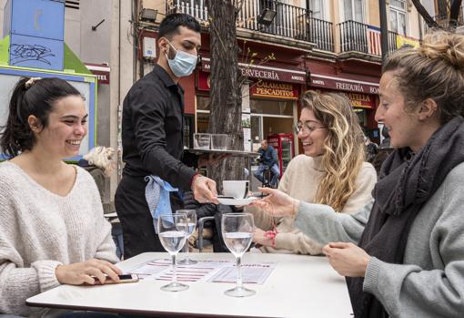 Imagen de un grupo de chicas en una terraza del centro de Valencia