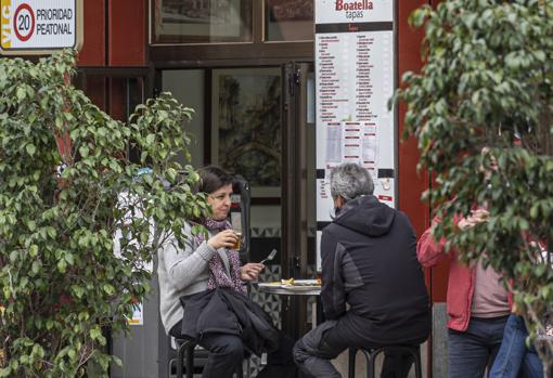 Imagen de una pareja en la terraza de un bar junto al Mercado Central de Valencia