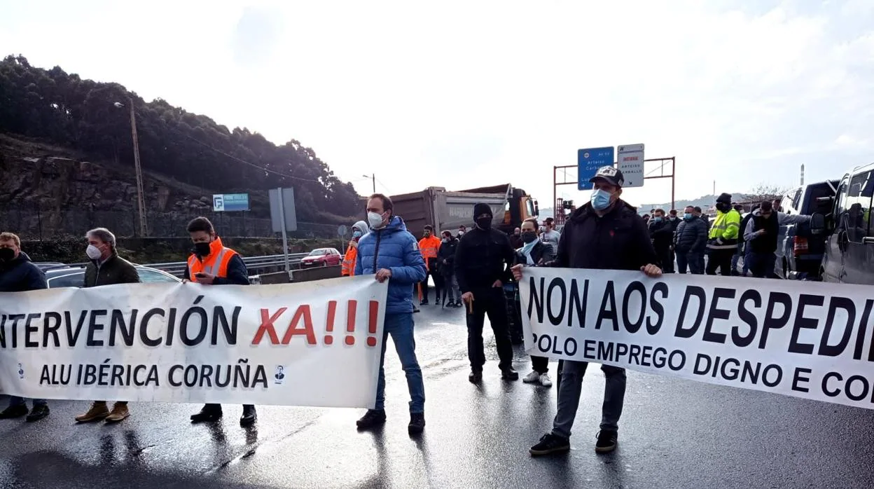Concentración de los trabajadores de Alu Ibérica este lunes frente a la factoría