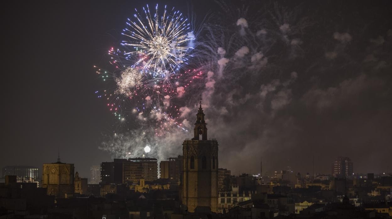 Imagen de archivo de un castillo de fuegos artificales en Valencia