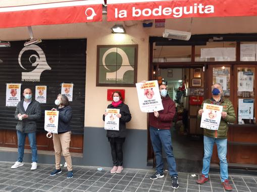 Varios profesionales del sector durante la protesta de este martes