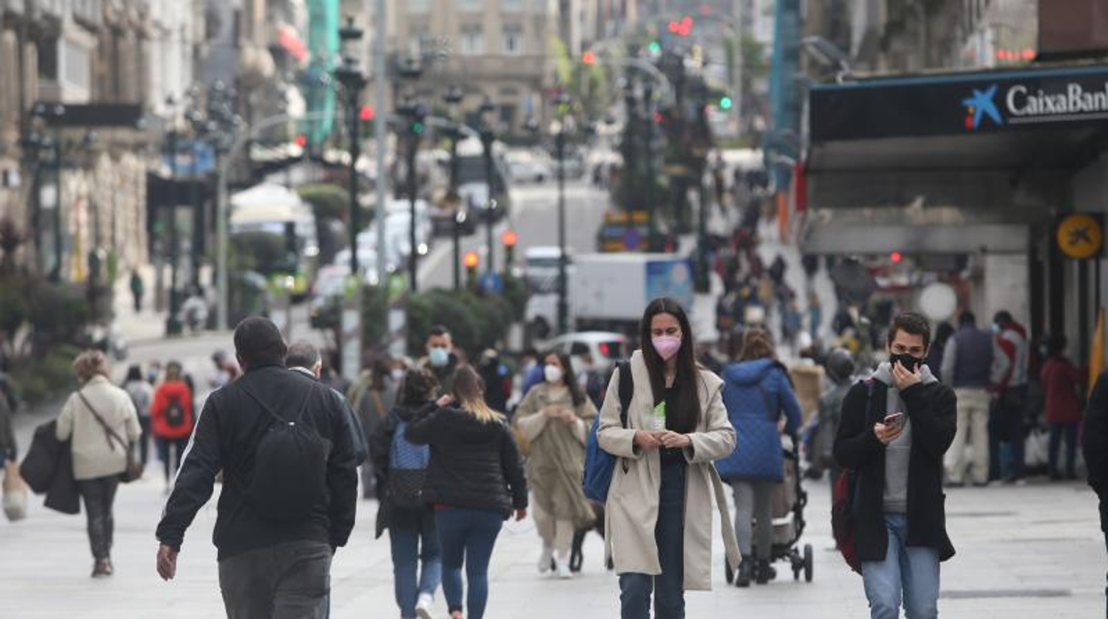 Viandantes este lunes en Vigo